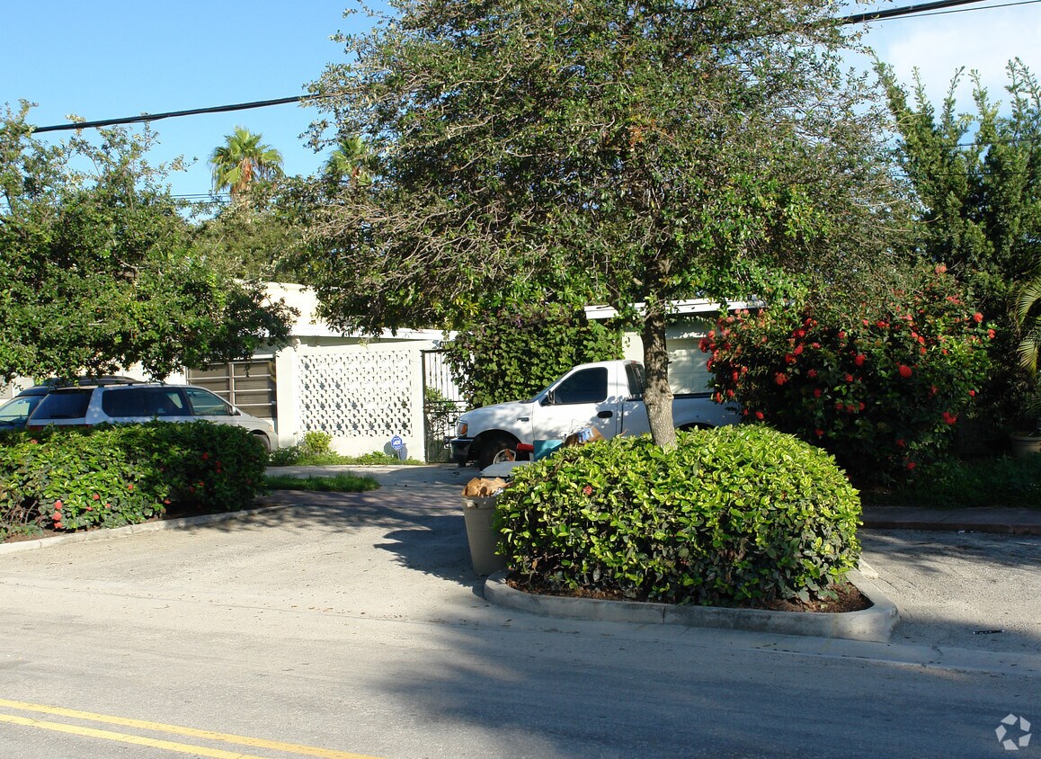 Building Photo - 1715 Calais Dr