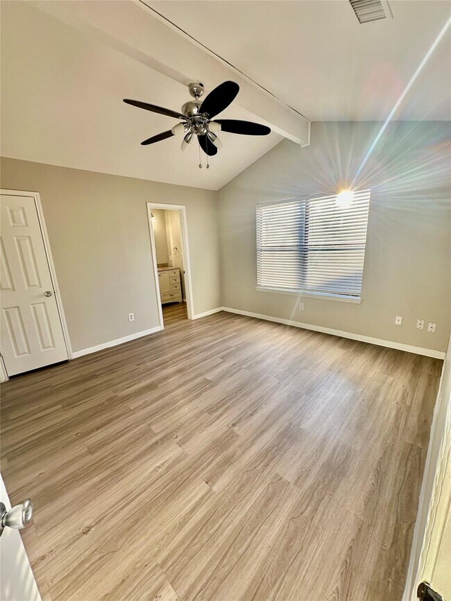 Foto del edificio - 1102 Serenada Dr