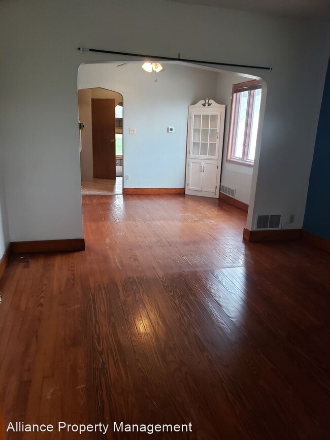 Building Photo - 3 br, 1 bath House - 7829 North River Rd
