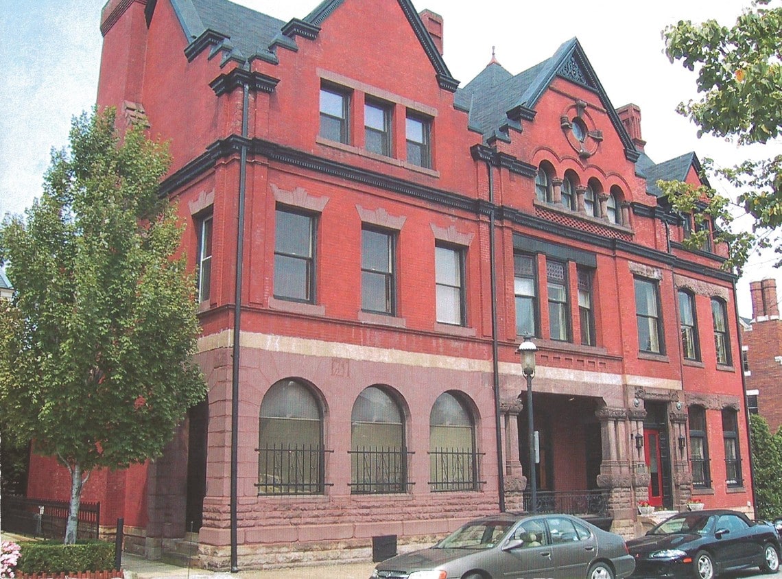 Front - 930 N Lincoln Ave