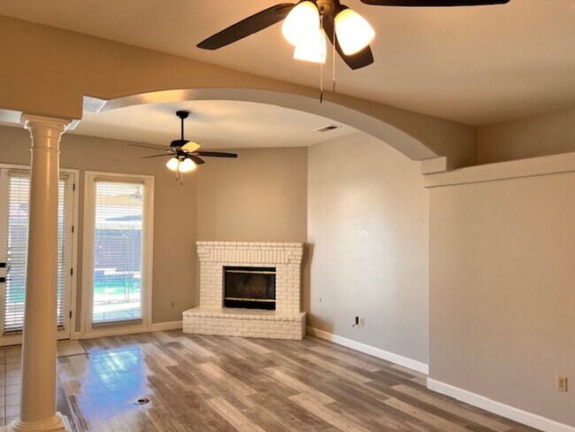 Foto del edificio - North West Bakersfield Home for Rent with Pool!