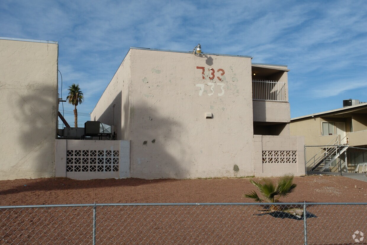 Building Photo - 733 11th St