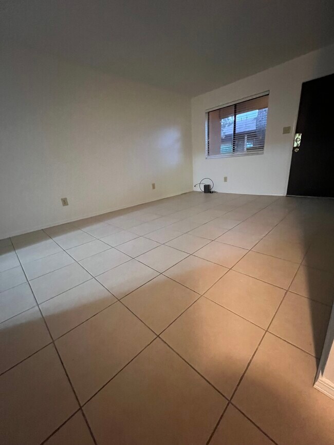Foto del edificio - 629 Kingman Ave