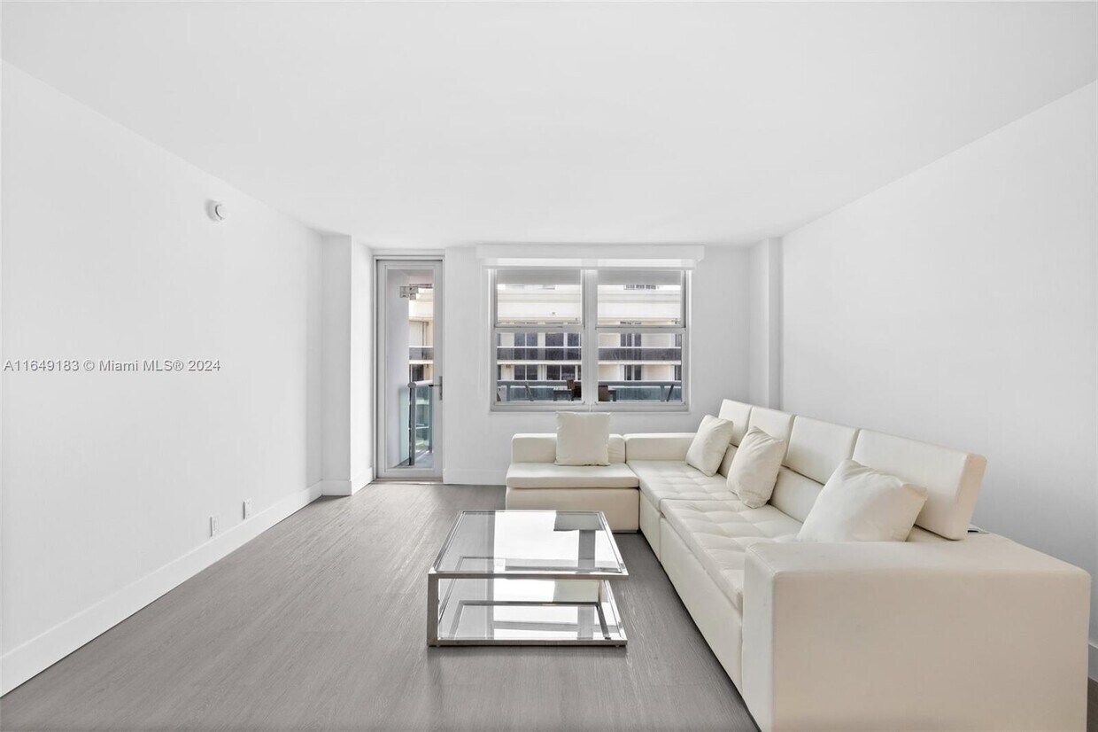 Primary Photo - 9511 Collins Ave