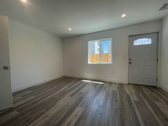 Foto del edificio - 5748 Elmer Ave