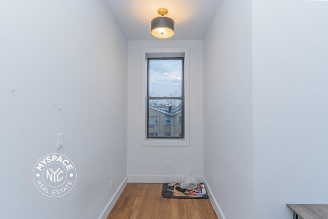 Foto del edificio - 1337 Gates Ave