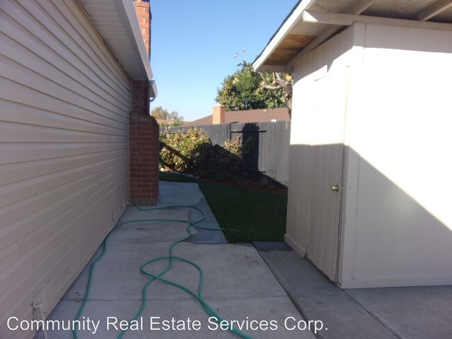 Building Photo - 720 Village Dr