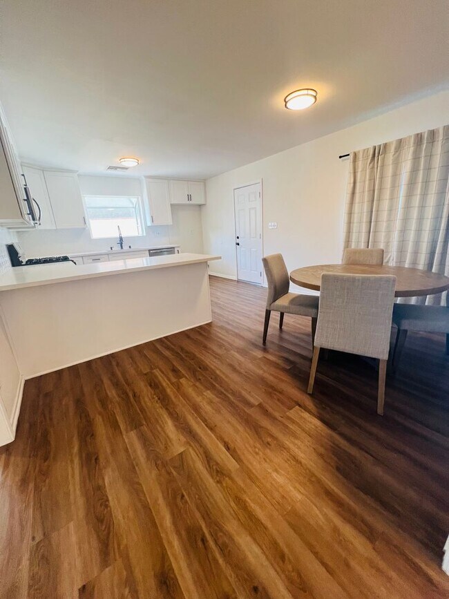 Foto del edificio - Spacious 3 Bedroom 2 Bath Home - Big Backyard – Simi Valley