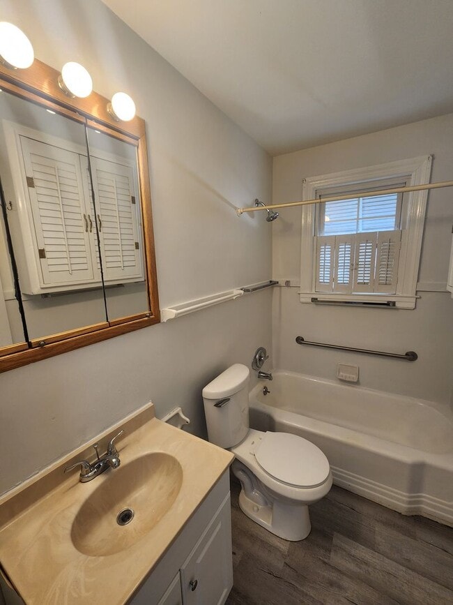 Foto del edificio - Chapel Hill / 3br House on N. Graham St AVAILABLE