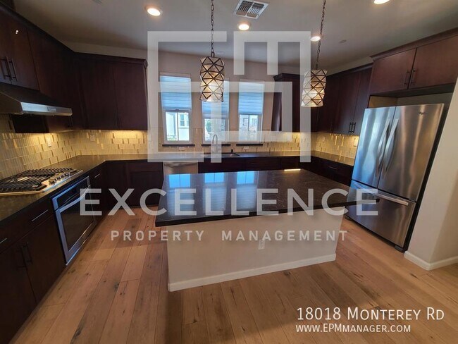Foto del edificio - 18018 Monterey Rd