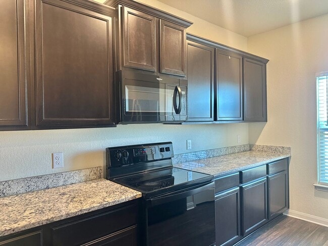 Foto del edificio - 5 BED 2.5 BATH NEW MANAGEMENT IN JARRELL TX!!!