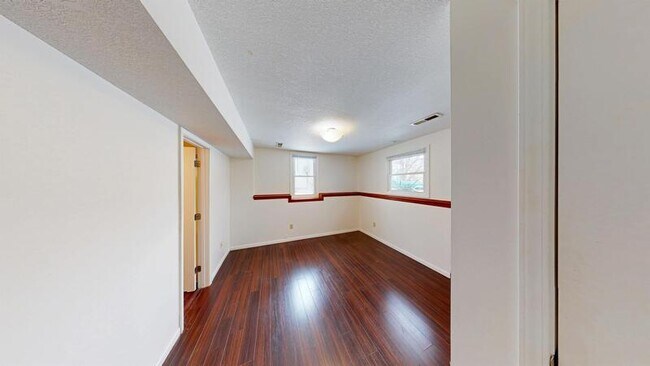 Building Photo - 510 NE Summit Dr