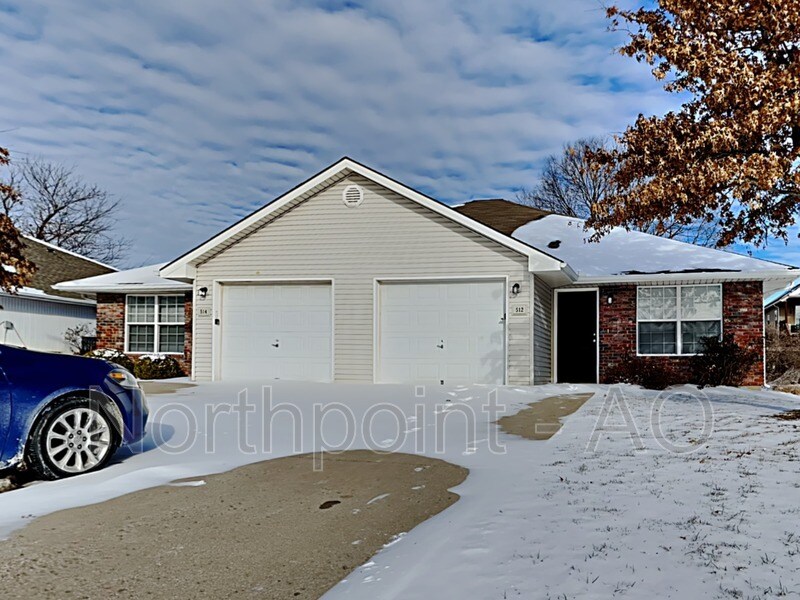 512 NW Woodbury Dr, Grain Valley, MO 64029 House Rental in Grain