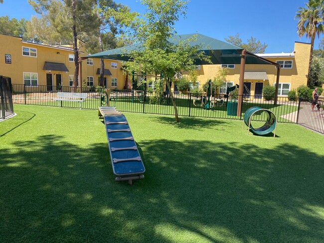 Building Photo - Villas Las Naranjas