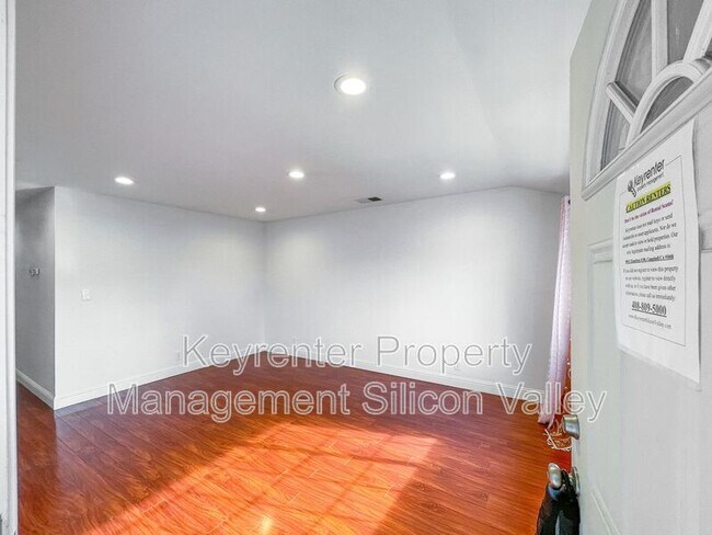 Foto del edificio - 1718 Vista Glen Dr