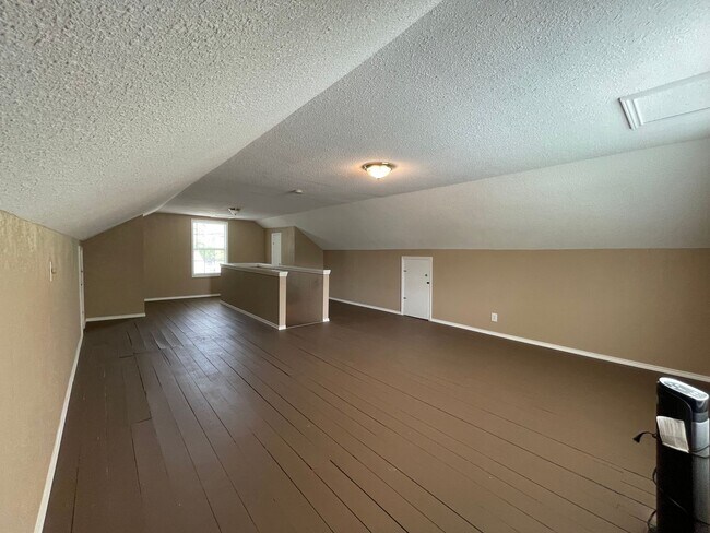 Building Photo - AVAILABLE NOW 2 BEDROOM 1 BATH IN SOUTH FO...