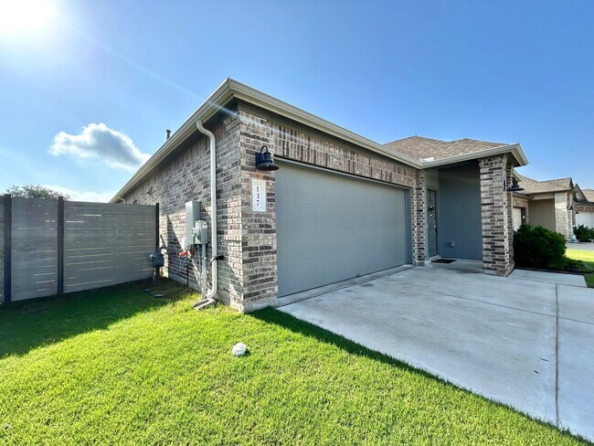 Foto del edificio - 3/BR 2/BA Home with Modern Comforts and a ...