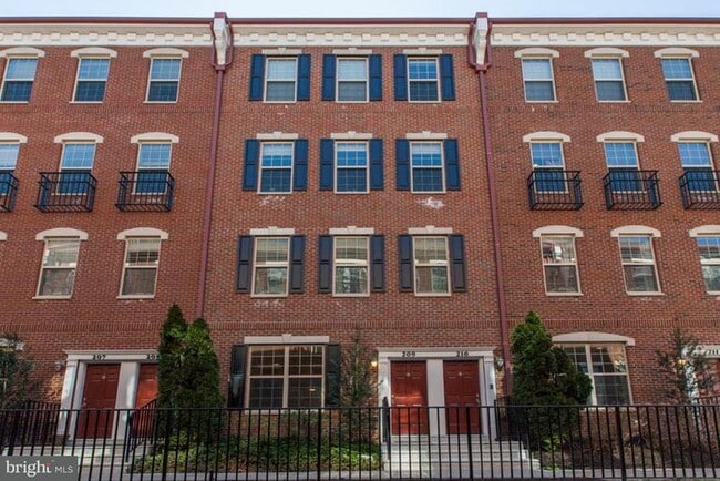 Building Photo - 209 Commodore Court
