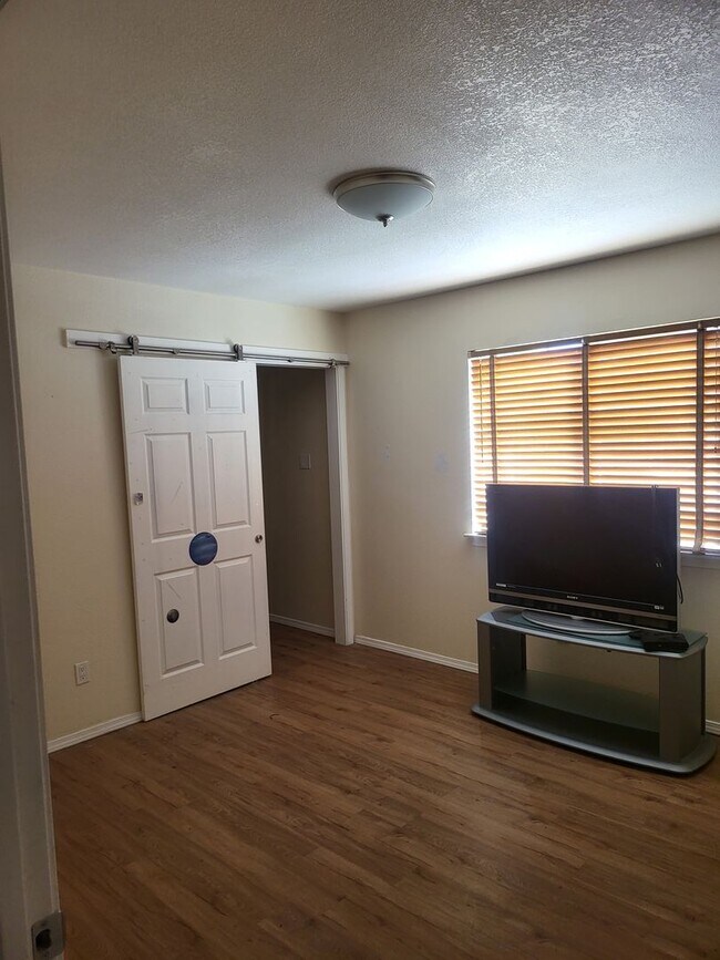 Building Photo - Accessable NE Heights 3/bd 1.75/ba 1300/sf...