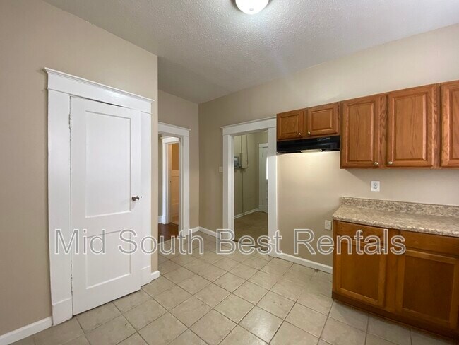 Building Photo - 893 N Willett St