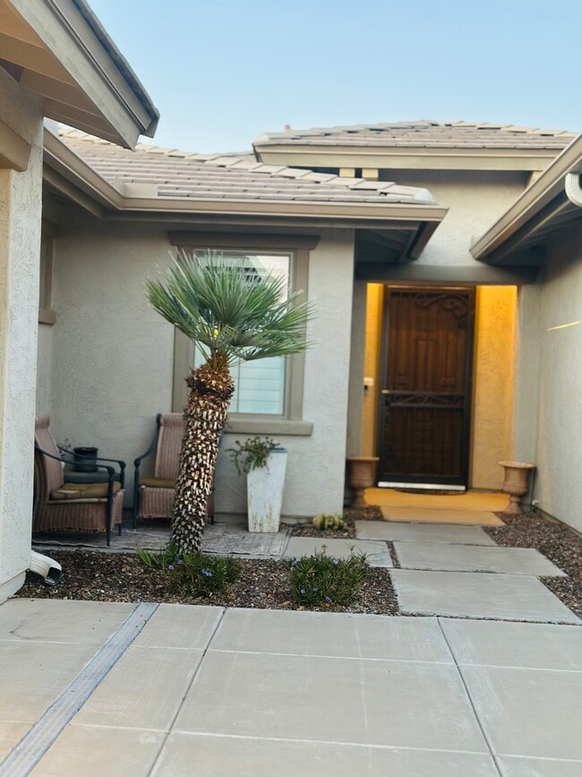 Building Photo - 372 W Aster Dr