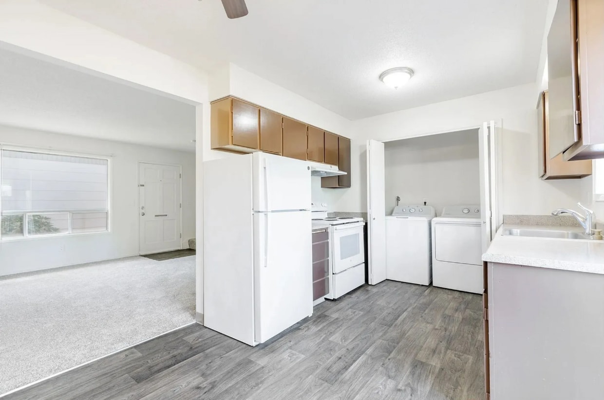 Building Photo - Cozy 2 bedroom, 1 bathroom apartment near Downtown Milwaukie