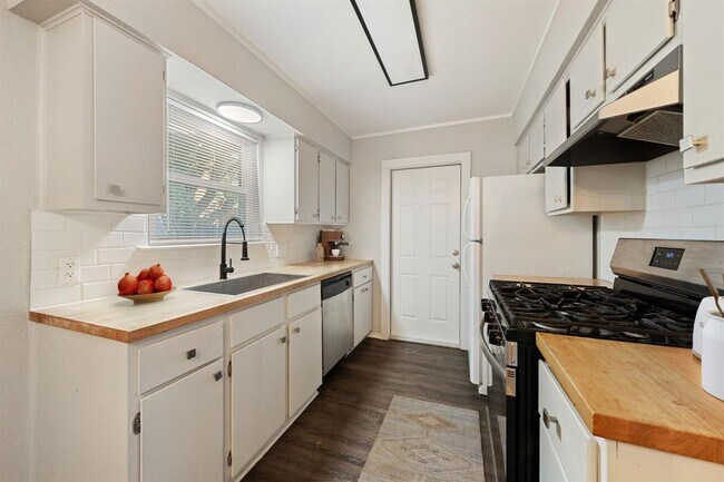 Foto del edificio - 1810 Mearns Meadow Blvd