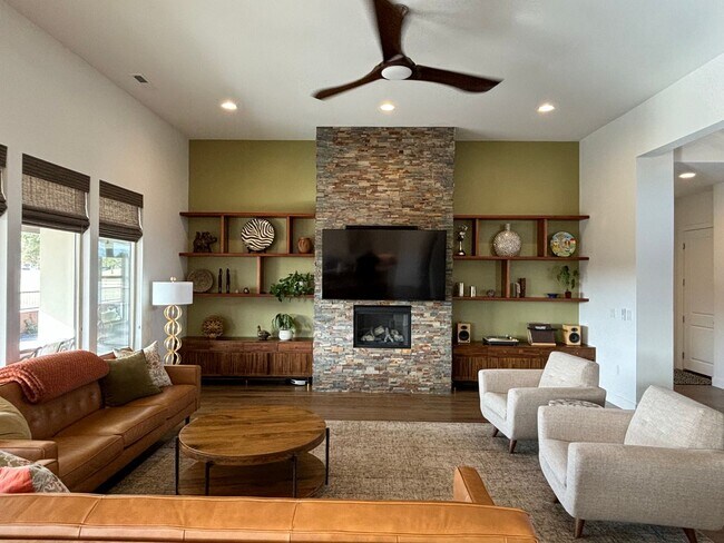 Foto del edificio - Have It Your Way! Furnished or Unfurnished...