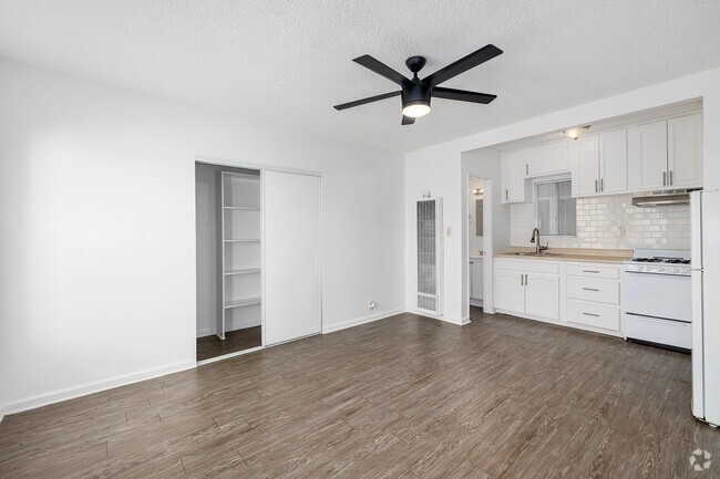 Studio - 320SF - Living Room - Blake Manor