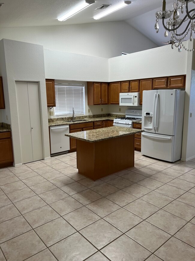 Building Photo - 2670 W Camino De La Joya