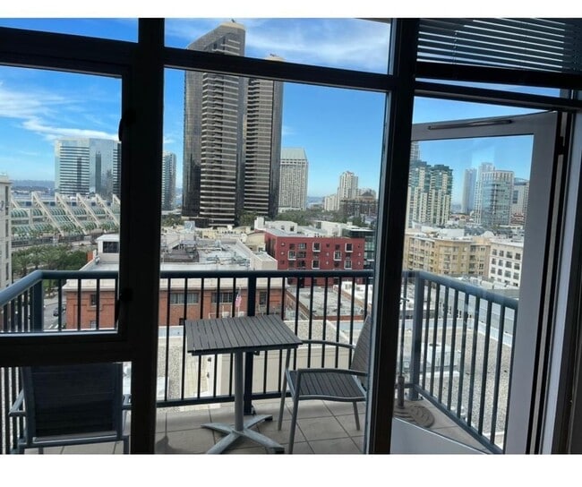 Building Photo - Downtown  1-Bed plus Loft 1bath 1 parking - Steps to Petco Park