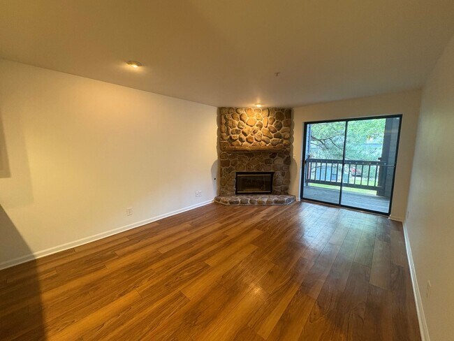 Foto del edificio - AVAILABLE NOW! 1 Bedroom Updated Condo in ...