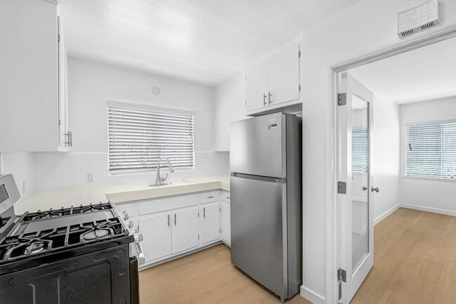 Building Photo - 844 2nd St