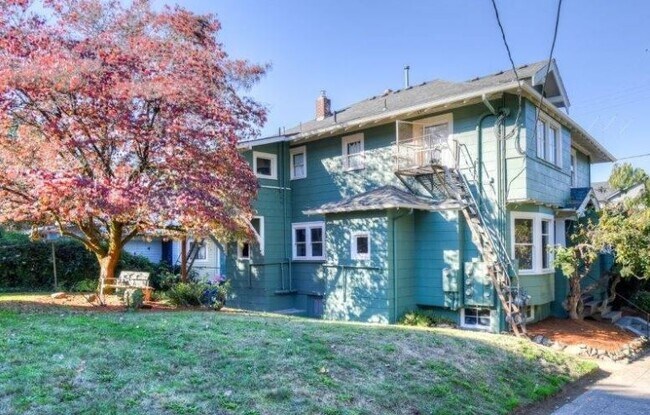 Building Photo - 2634 SE Yamhill St