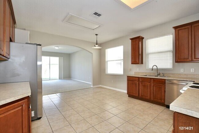 Building Photo - Beautiful 4/2 Home with a Spacious 2 Car G...