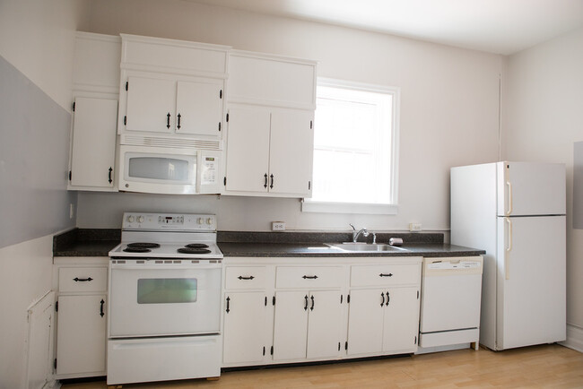 Full kitchen - 106 N Market St