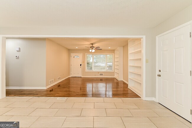 Foto del edificio - 8071 Devonshire Dr
