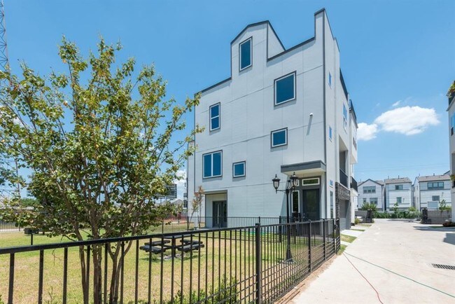 Foto del edificio - 8409 Hempstead Rd