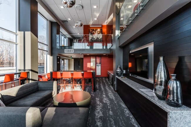 Building Photo - Red44