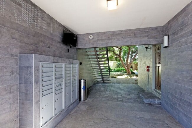 Building Photo - 6615 Schmidt Ln