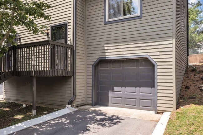 Building Photo - Beautiful Green Hills Townhome With Garage