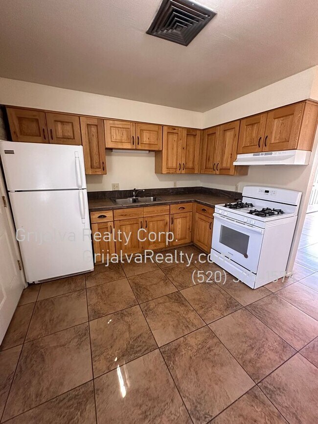 Building Photo - 3256 E Blacklidge Dr