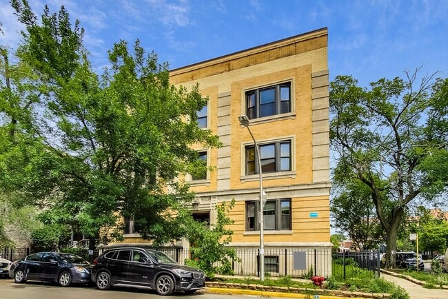 Building Photo - 902 W Dakin St