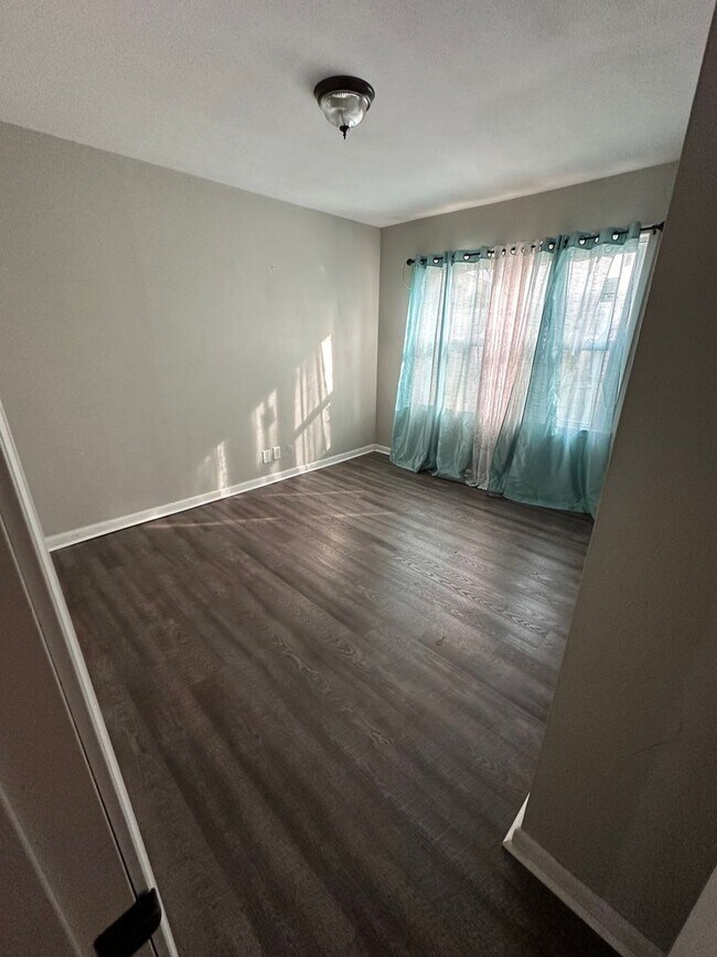 Building Photo - 3 bedroom/1 bath home