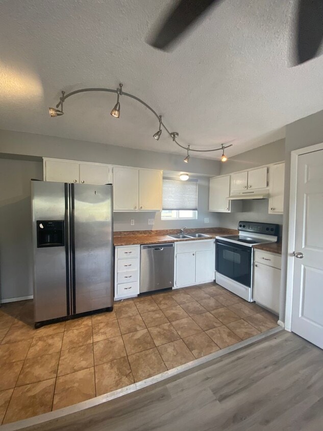 Primary Photo - Move into this beautiful 2 bed 2 bath apar...