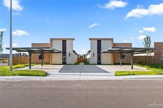 Building Photo - 2713 Brookside Bend St