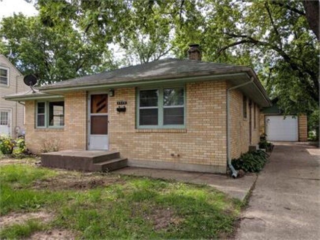 Building Photo - 2220 Midway Dr