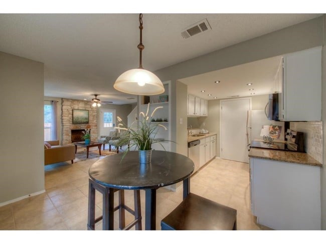 Building Photo - 9100 Mountain Ridge Dr