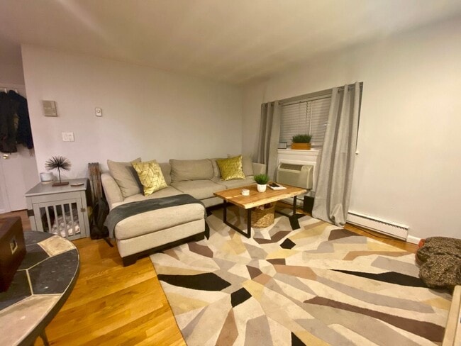 Huge 1 bedroom unit located next to the Green Line. - Huge 1 bedroom unit located next to the Green Line. House