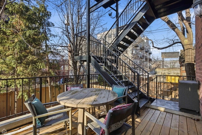 Building Photo - 952 N Racine Ave